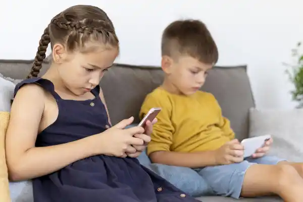 Tres estrategias para reducir el uso excesivo del teléfono en niños y adolescentes