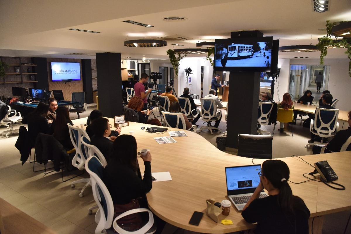 EL PÚBLICO EN LA REDACCIÓN. Los periodistas y sus computadoras cedieron lugar a integrantes de la comunidad de LA GACETA. / OSVALDO RIPOLL, LA GACETA