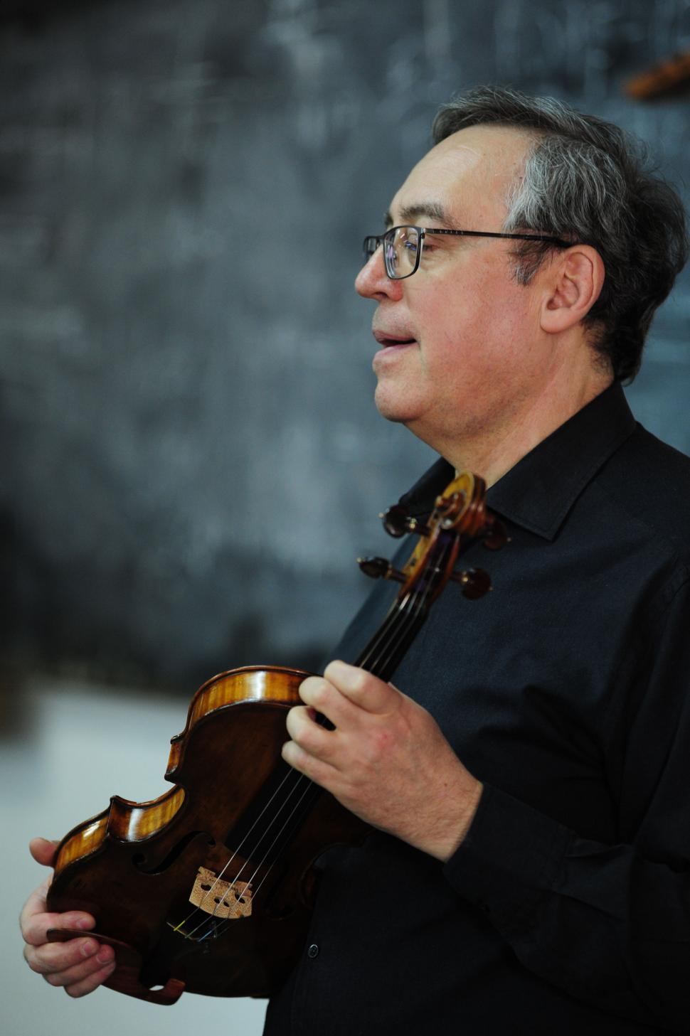 UNA RELACIÓN DE TODA LA VIDA. Saraví y el violín.