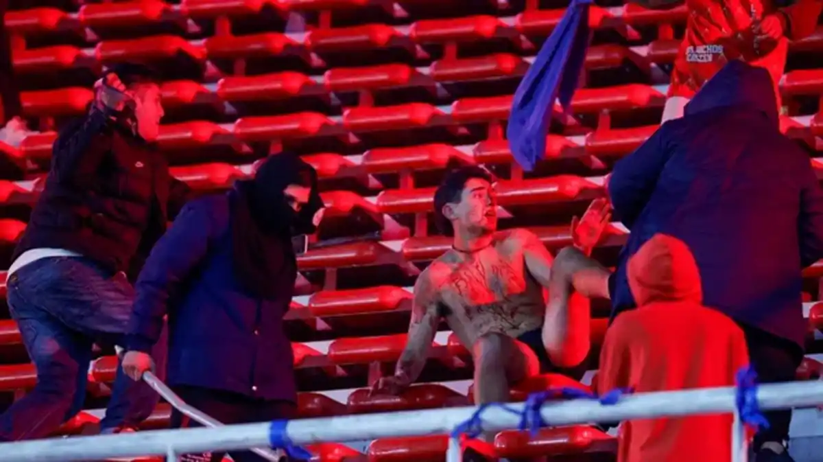 Enfrentamiento brutal entre los barrabravas de Independiente y los visitantes chilenos.