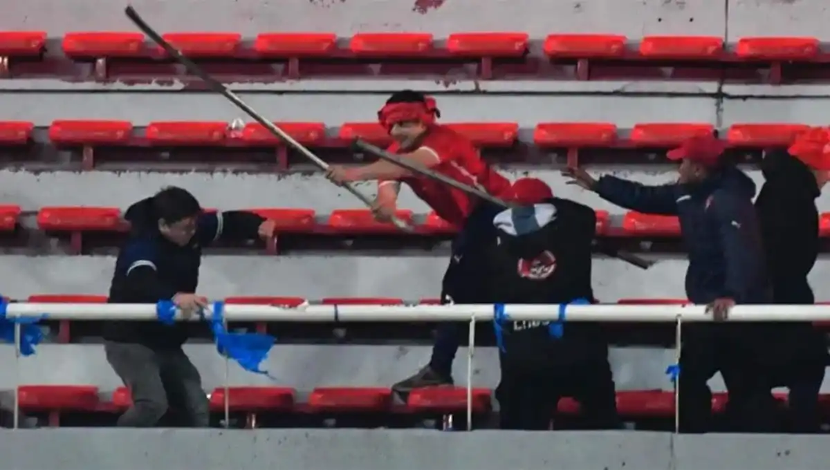 LESIONES. En las redes socials circularon videos con imágenes violentas de hinchas siendo atacados en la tribuna del Libertadores de América. 