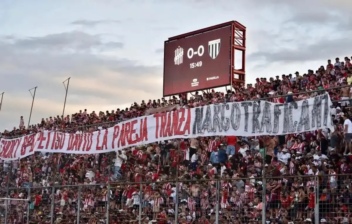 MENSAJE. El año pasado, usaron una bandera para acusar a dos barrabravas de tener vínculos con la droga.