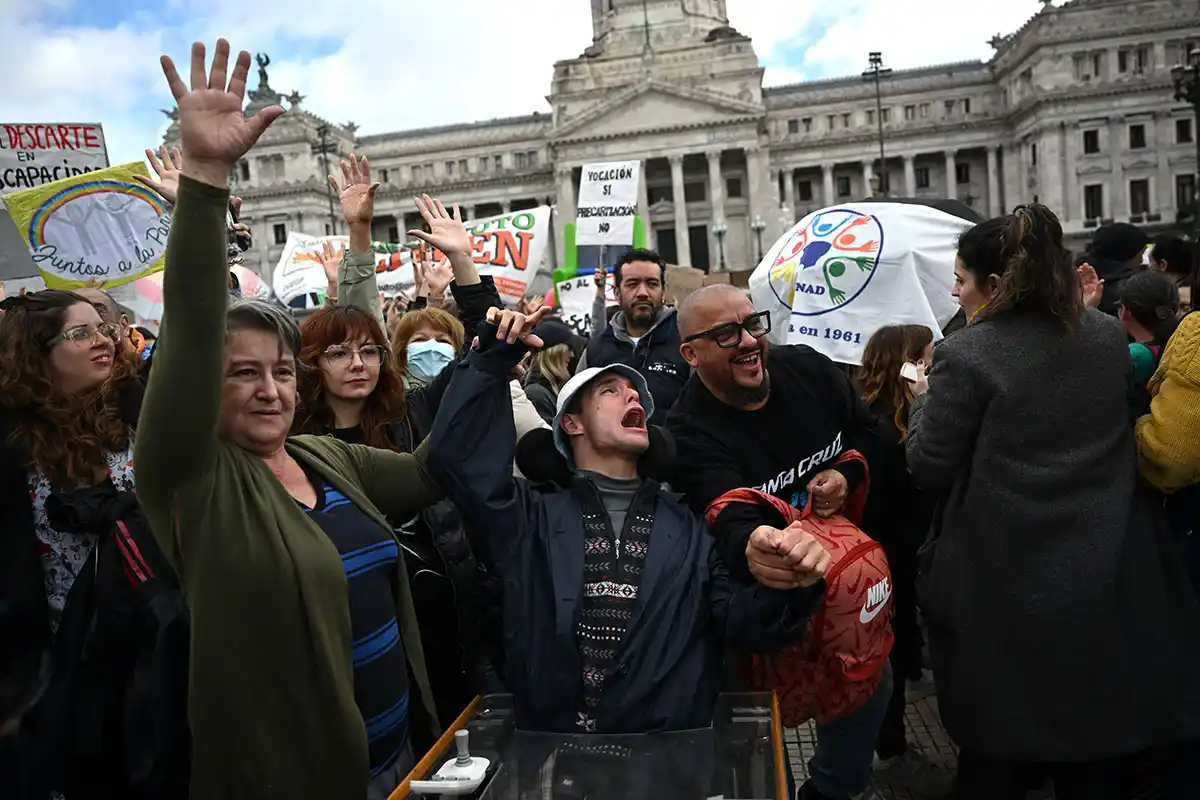 EL CONGRESO: Miles de personas comenzaron la vigilia el martes a la noche