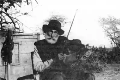 Recuerdos fotográficos: 1941. Los “gracejos” del músico “casi ciego” de Chicligasta