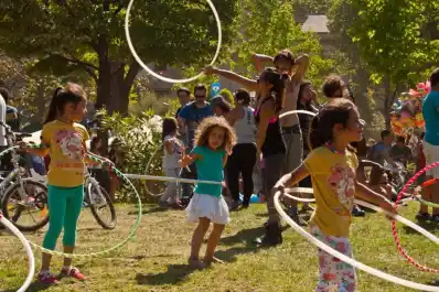 Un estadounidense en Barcelona habló acerca del trato a los niños en España