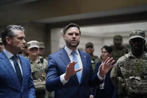 Tensión social y política en EEUU: reciben con abucheos a Vance en Washington