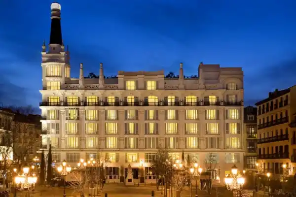 Muebles de lujo a precios bajos: un histórico hotel de Madrid liquida más de 10.000 piezas