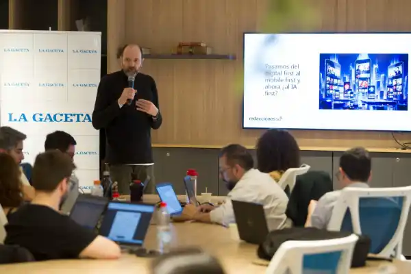 La redacción de LA GACETA recibió una capacitación para pensar el periodismo en la era de la IA: “Experiencia Redacciones 5G”
