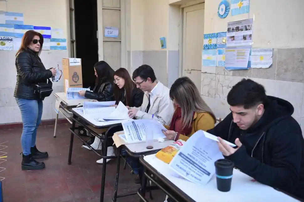JUNTO A LAS URNAS. Autoridades de mesas durante el sufragio.