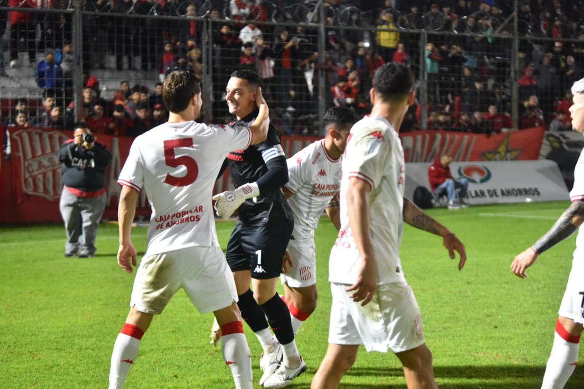 ABRAZO DE GOL. Darío Sand abandonó el arco por unos segundos y marcó el segundo para San Martín.