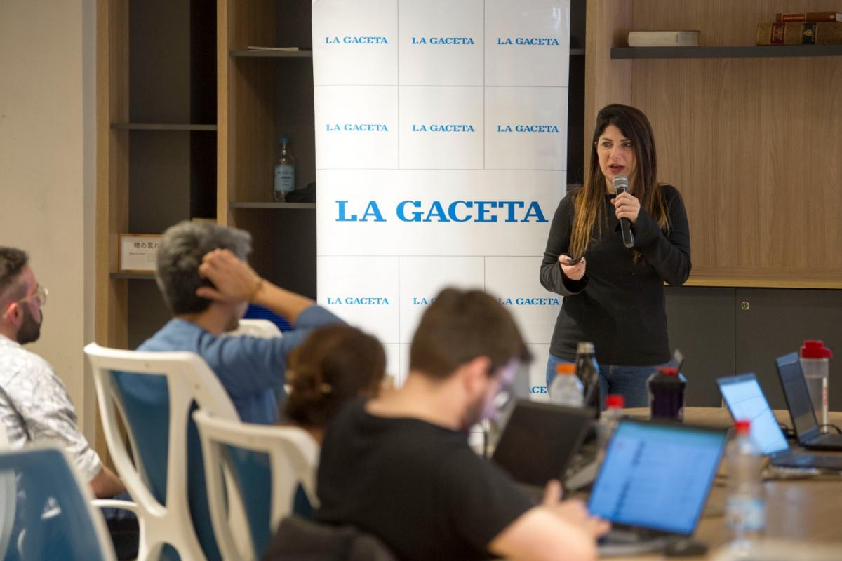CAPACITACIÓN. Irina Sternik, la periodista y especialista en innovación digital, durante su charla en la redacción de LA GACETA. LA GACETA / FOTO DE DIEGO ARÁOZ