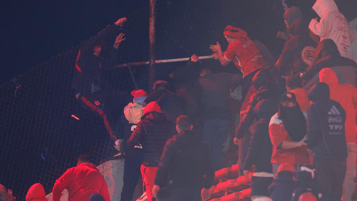 DESCONTROL. La suspensión del partido dejó imágenes de caos dentro y fuera del estadio.