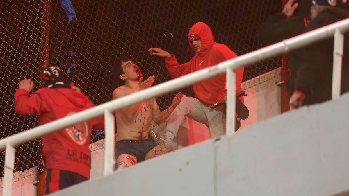 SALVAJISMO. Los disturbios derivaron en escenas de golpes sangrientas dentro del estadio.