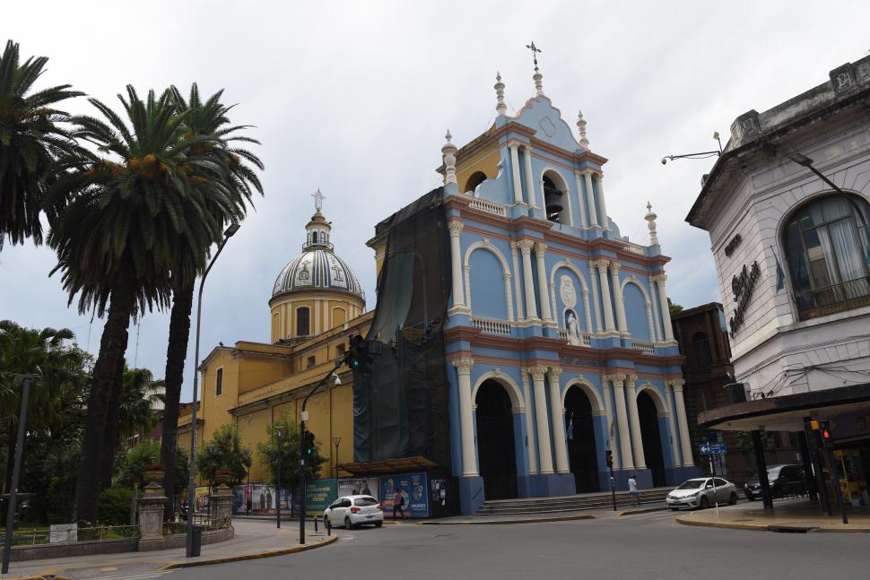 SAN FRANCISCO. La iglesia luce en la fachada los colores originales.
