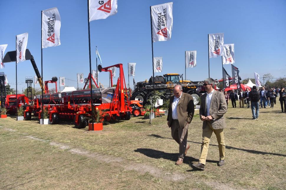DIÁLOGO. Bronzovich y Frías Silva recorren Agrosur tras la apertura.