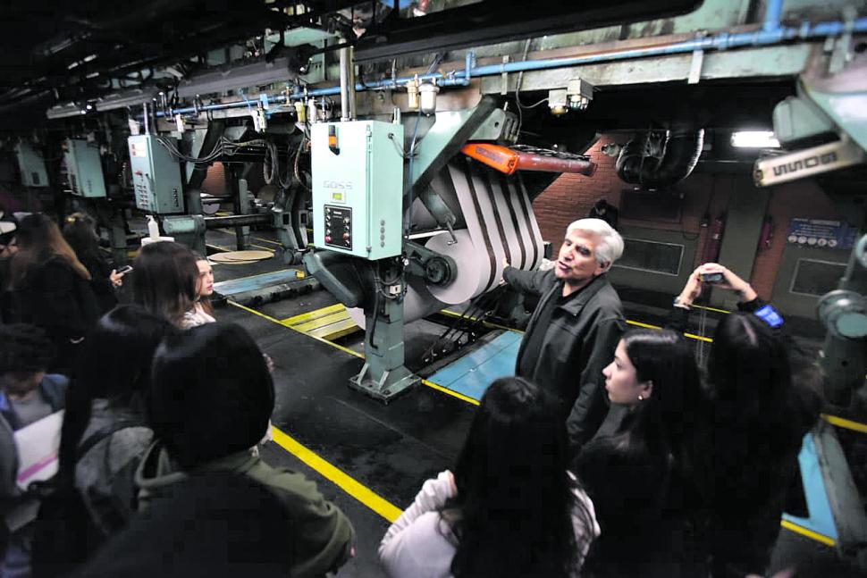 EL PROCESO. El ingeniero Héctor Quinteros explica cómo se realiza cada etapa de la rotativa.