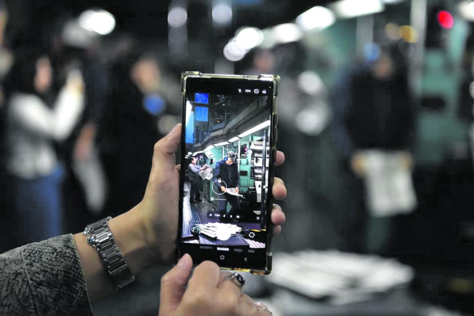 EL REGISTRO. El paseo por la planta y la tarea quedan grabados en imágenes del celular.