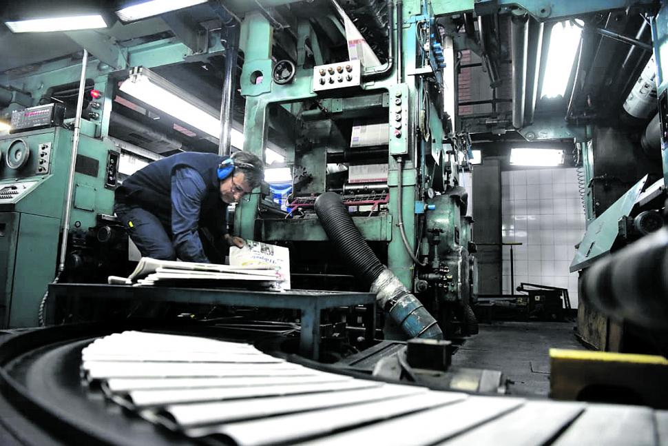 LISTOS PARA QUE SE ARMEN LOS PAQUETES. Los ejemplares del suplemento han finalizado su recorrido por la rotativa.