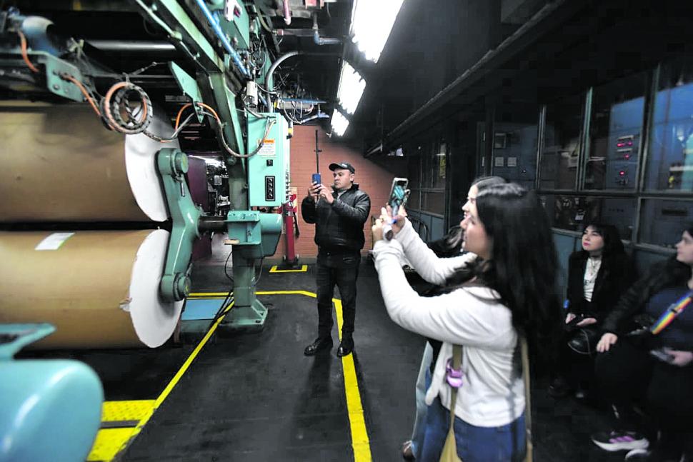LA EXPERIENCIA. La visita comenzó a las 20.30 y se extendió hasta las 22 para poder apreciar todo el proceso de la rotativa.