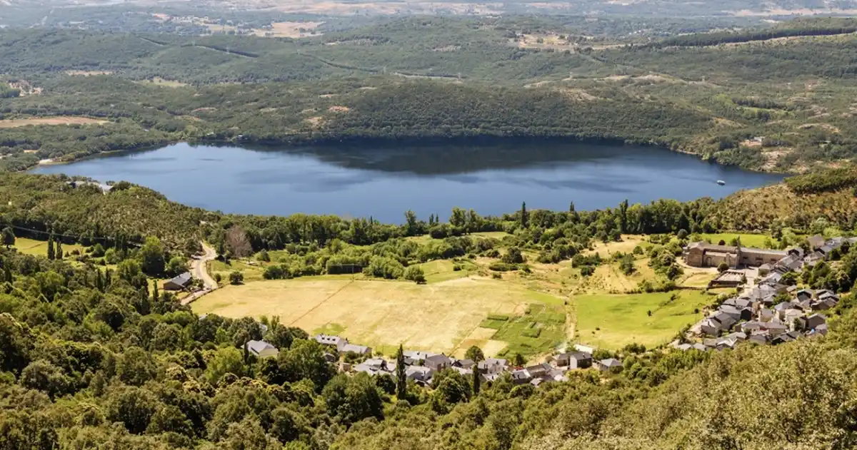 Este es el lago glaciar más grande de España y uno de los más bellos de Europa
