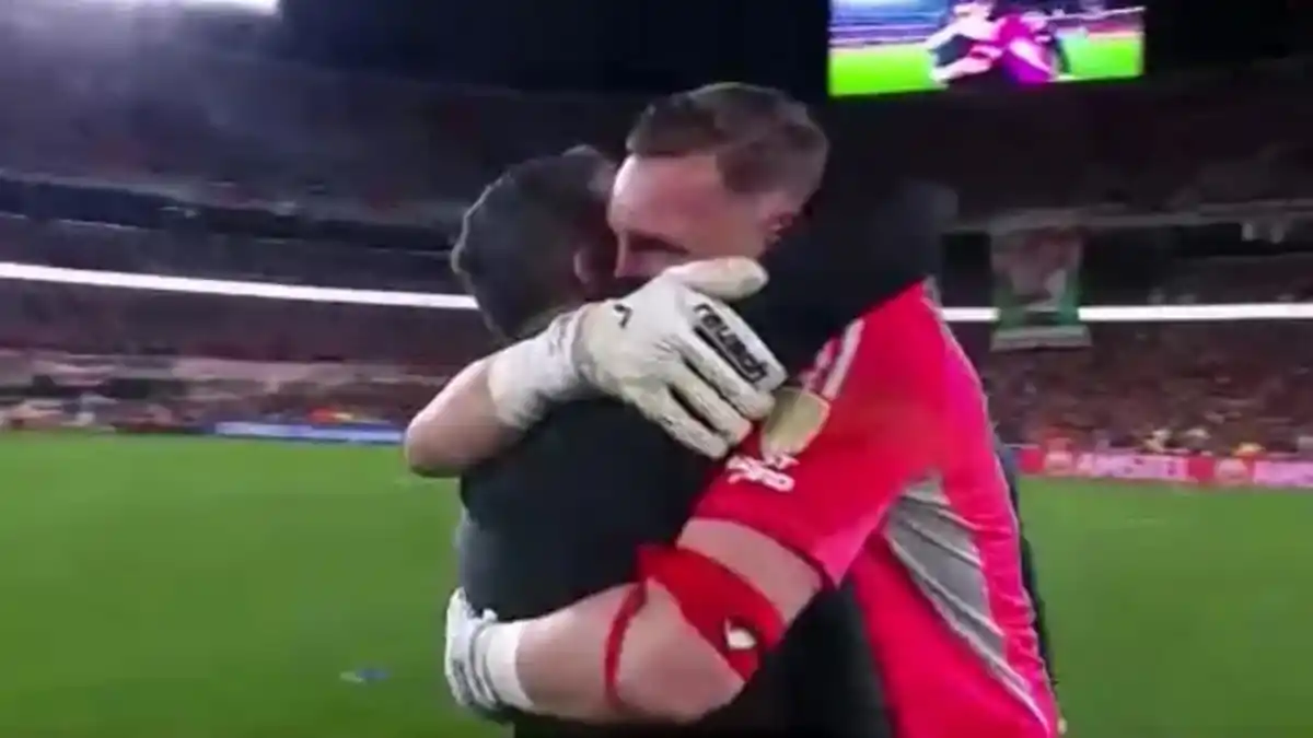 Tras la tanda de penales, Franco Armani se abrazó con Marcelo Gallardo para celebrar el pase a los cuartos de final.