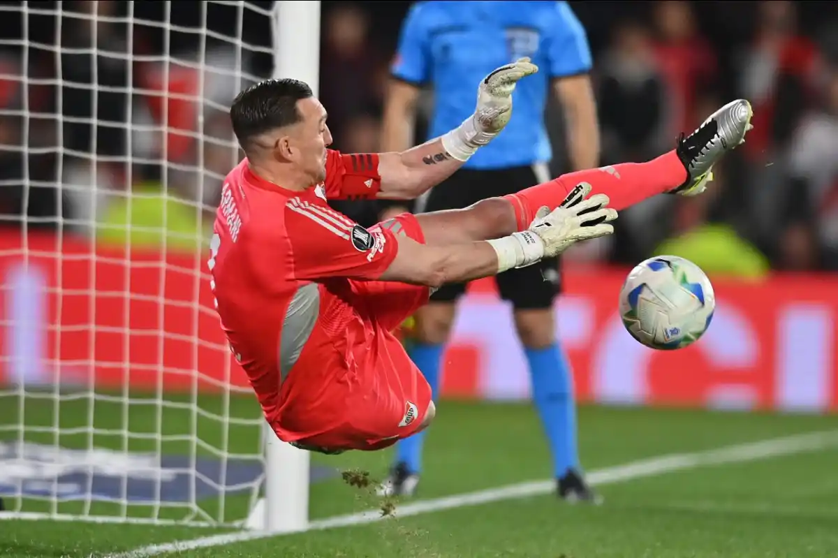 LA FIGURA. Franco Armani se lució durante el partido y en la definición de los penales.