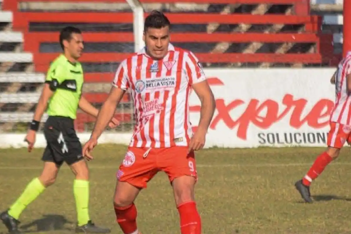 ORGULLO. Olmos, vigente a los 35, defiende con garra la camiseta de Bella Vista.