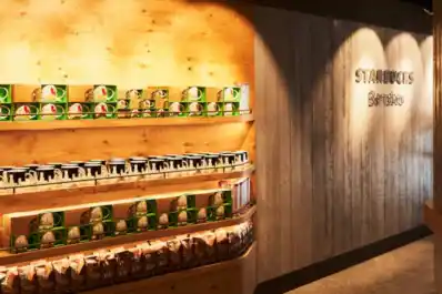 Starbucks abre en el Bernabéu su tienda más grande en España: un espacio único con mixología, café premium y cultura