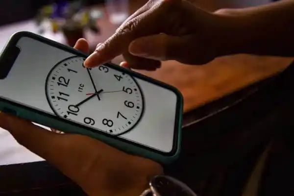 Qué implicaría para los argentinos el cambio de huso horario