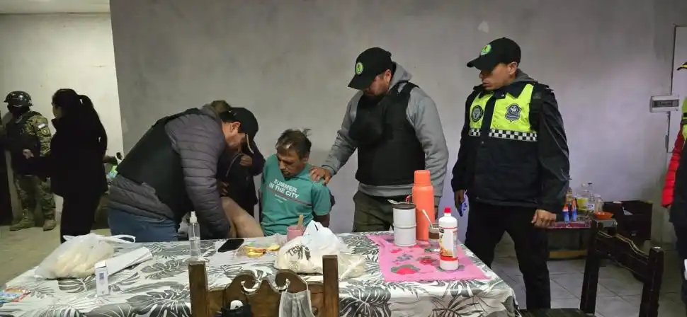 TENSIÓN. Policía visten a Ricardo Suárez para que sea trasladado a una dependencia policial.