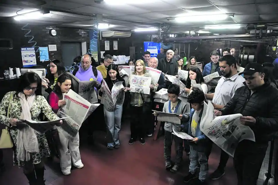 RECIÉN SALIDO DE LA IMPRENTA. Los lectores recibieron los primeros ejemplares de nuestro suplemento “Tucumanos” de hoy. 