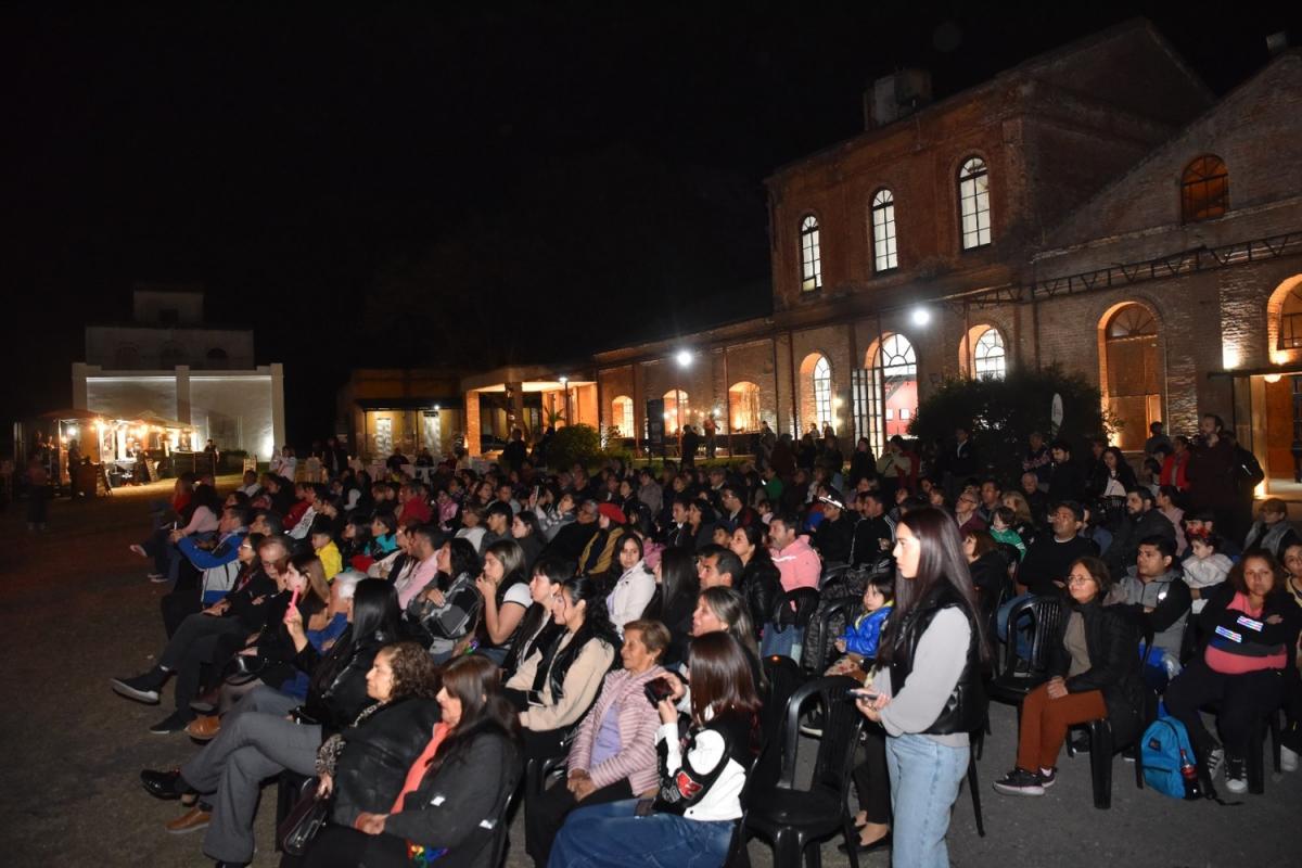 Lastenia iluminó la noche con su séptima Marcha de las Antorchas