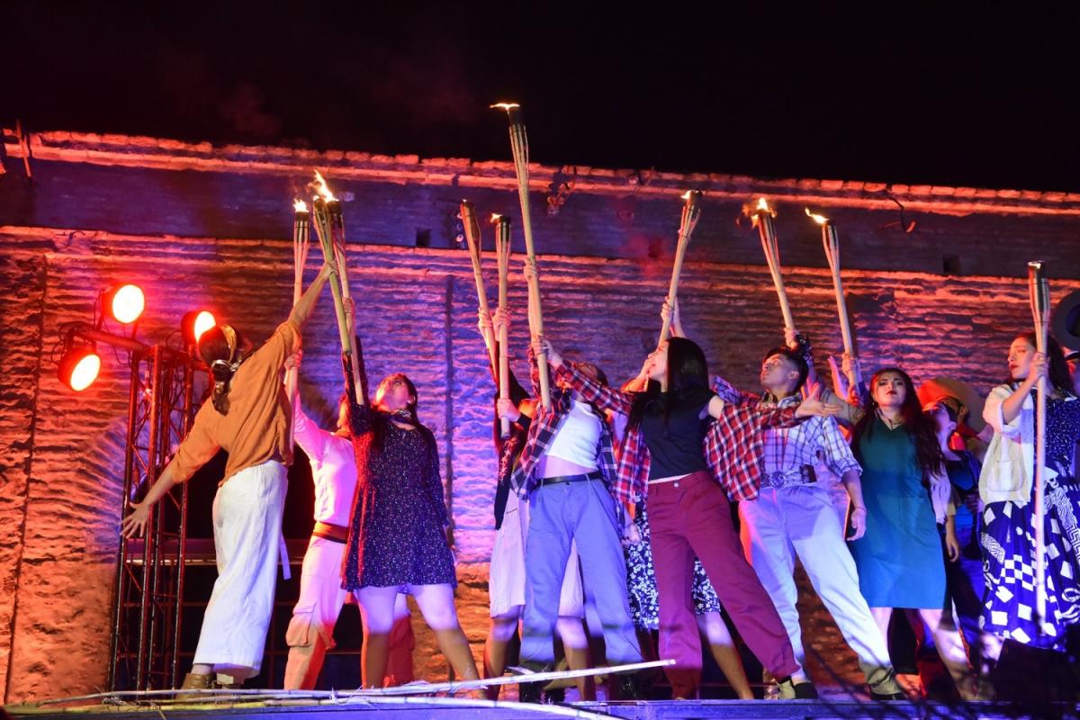 Lastenia iluminó la noche con su séptima Marcha de las Antorchas