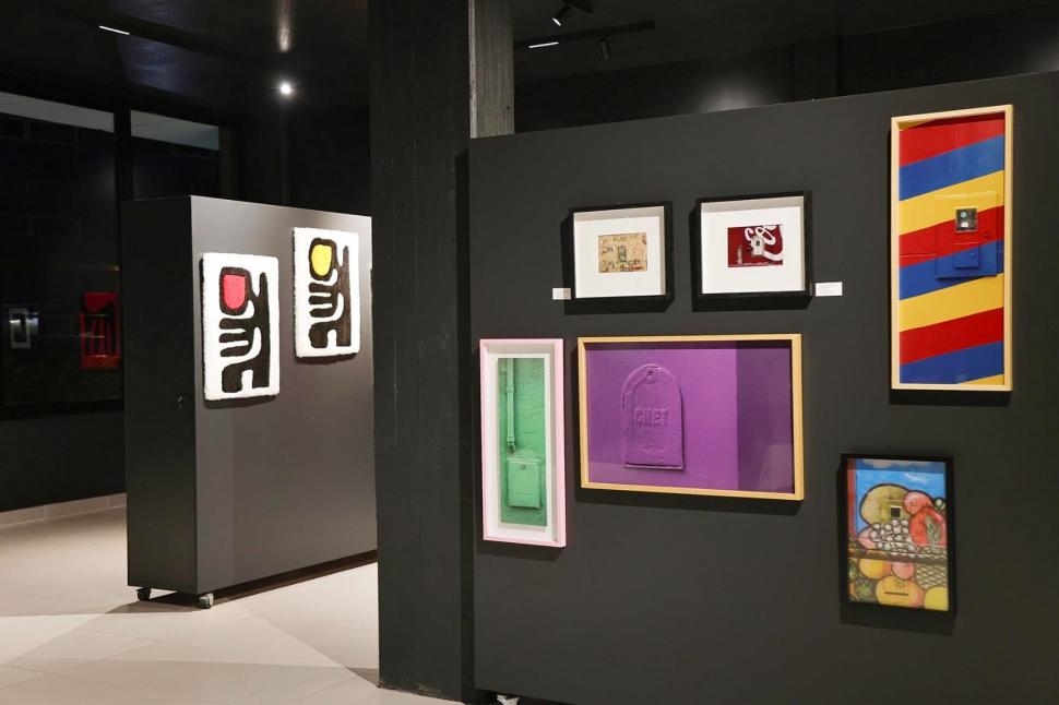 JUNTOS. Fotos de Teves y pinturas de Michel conviven en un espacio.