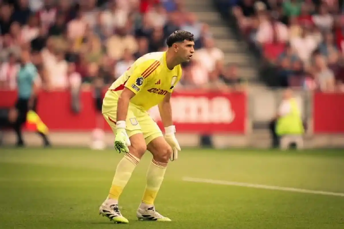 Así fue el regreso de Dibu Martínez en la derrota del Aston Villa