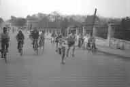 Recuerdos fotográficos: Años 40. Más ciclistas que corredores en la avenida Sarmiento
