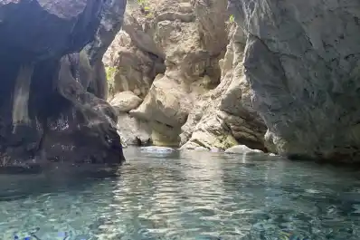 La ruta de senderismo que sorprende con aguas cristalinas y formaciones rocosas impactantes