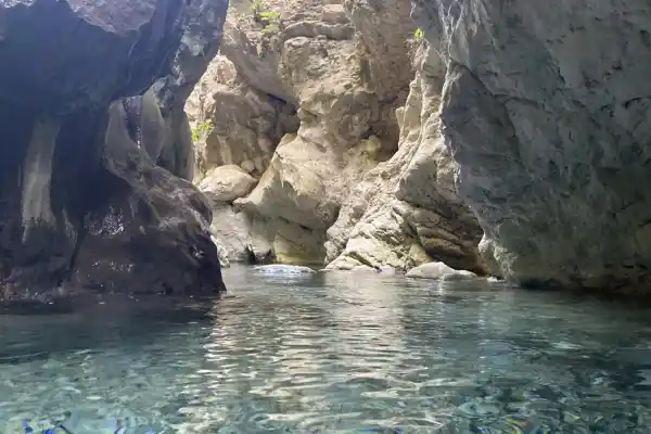 La ruta de senderismo que sorprende con aguas cristalinas y formaciones rocosas impactantes