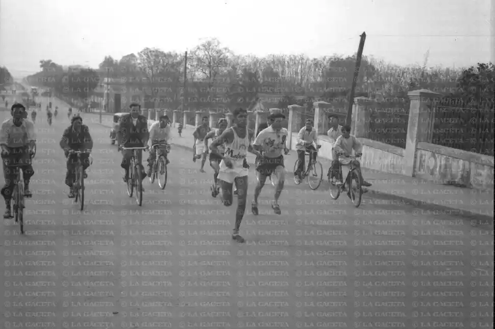 Recuerdos fotográficos: Años 40. Más ciclistas que corredores en la avenida Sarmiento