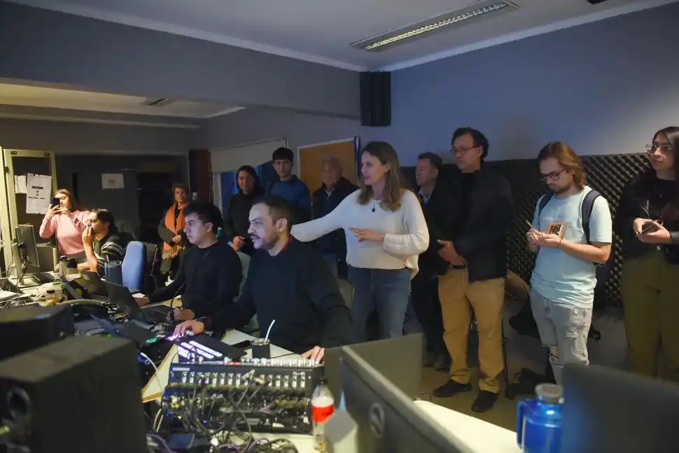 DETRÁS DE ESCENA. Cómo se producen los noticieros televisivos sorprendió a los lectores que visitaron el diario. la gaceta / fotos de analía jaramillo