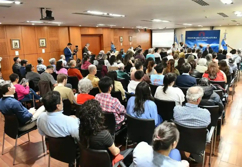 A SALA LLENA. El público siguió con interés el anticipo del documental y la palabra de los expositores. 