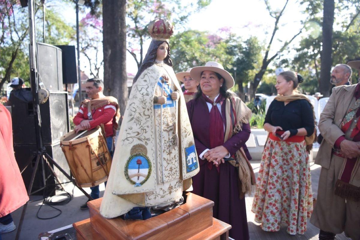VIRGEN GENERALA. Sandra Rodríguez custodia la imagen de la virgen.