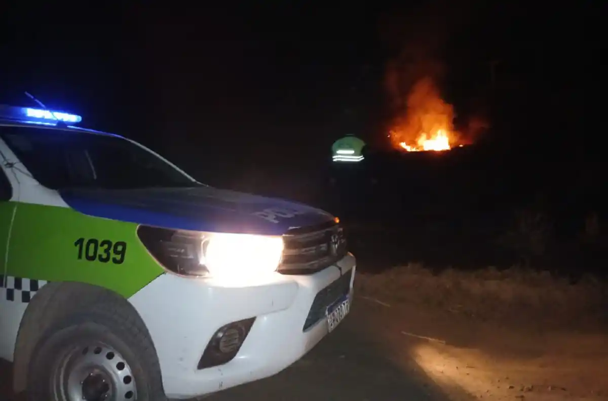 Sofocaron un incendio de pastizales cerca del cementerio de Gobernador Piedrabuena