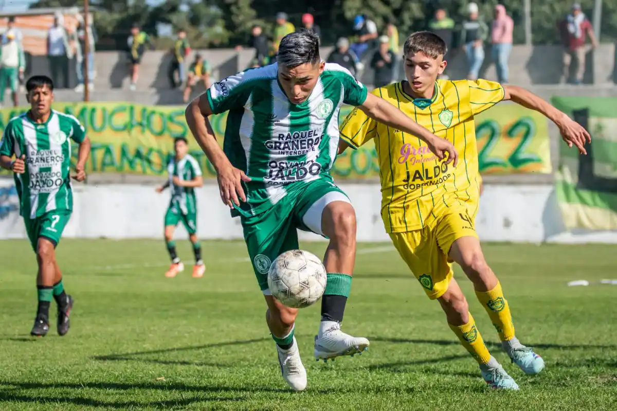 DESEQUILIBRANTE. Collantes, de Graneros, se lleva la pelota ante Juan Castillo, de Ateneo. El delantero marco el primer gol.