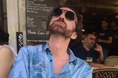 Tragedia durante un rodaje: murió el asistente de producción de Emily en París mientras trabajaba