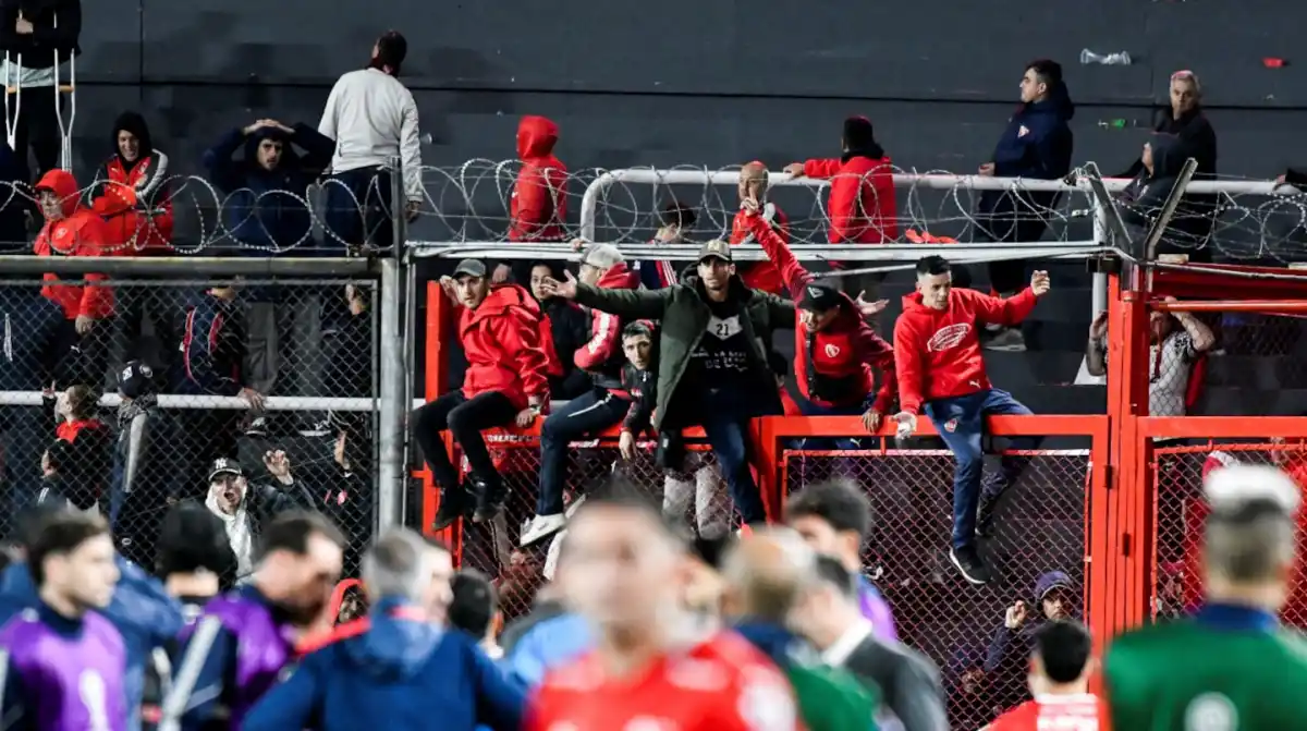 La fuerte sanción que anunció Independiente para los barras que atacaron a los hinchas chilenos
