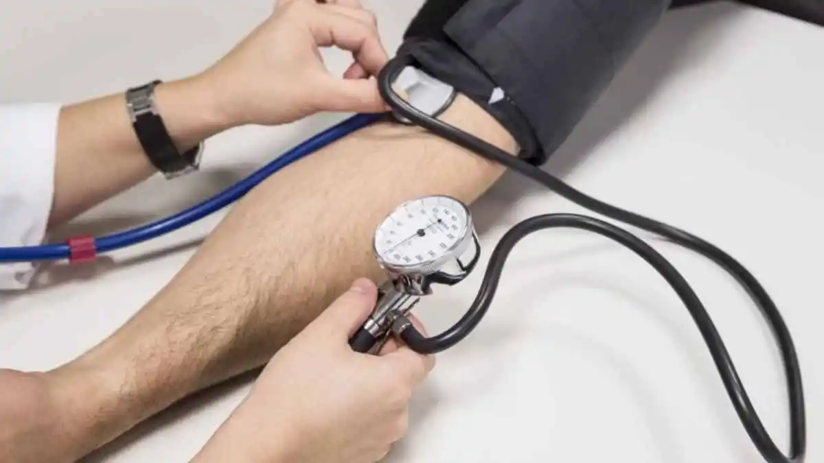 Esta es la presión arterial que deben tener las personas mayores de 60 años, según un estudio