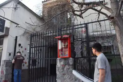 Es emocionante ver cómo se llevan los libros: la particular historia de trueque en una casa del Abasto