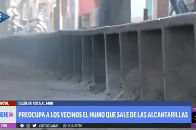 Humo en las alcantarillas de avenida Roca al 1.400 genera preocupación entre los vecinos