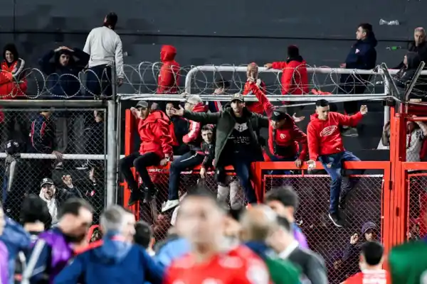 La fuerte sanción que anunció Independiente para los barras que atacaron a los hinchas chilenos